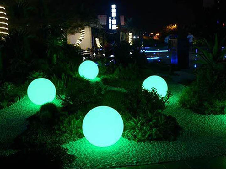 英国客户定制1米大圆球公园夜灯，亚克力加工厂